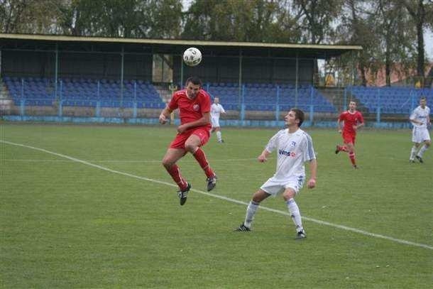 Michał Rosiak (czerwona koszulka) strzelił ostatnią bramkę w meczu Włocłavia - Górnik