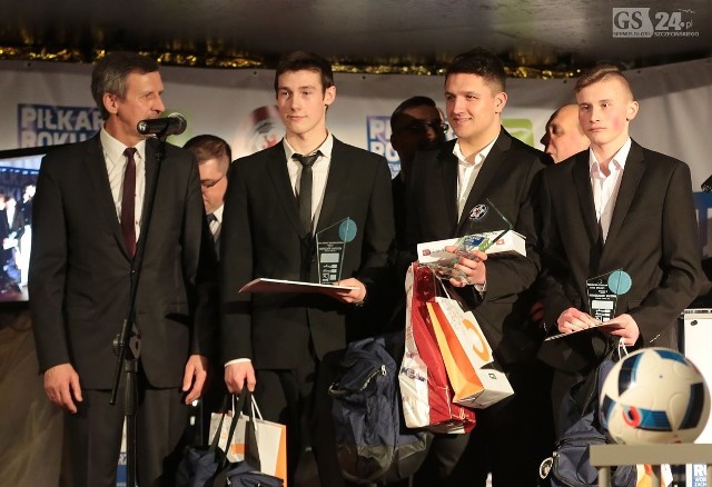 Stefan Majewski (z lewej) wręczał nagrody w kategorii B-klasy. Laureatem został Sebastian Kuchcik (w środku).