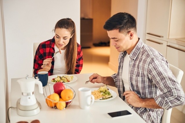 Aby dobrze wejść w wiosenny czas, warto zadbać o odpowiednią dietę, w której na pewno nie powinno zabraknąć warzyw i jajek. Co jeszcze powinniśmy jeść wiosną, a czego unikać? Sprawdź w naszej galerii