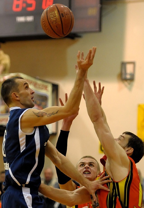 Tomasz Przewrocki (L) z Polonii oraz zawodnicy Znicza: Dariusz Wika (C) i Artur Mikołajko (P).