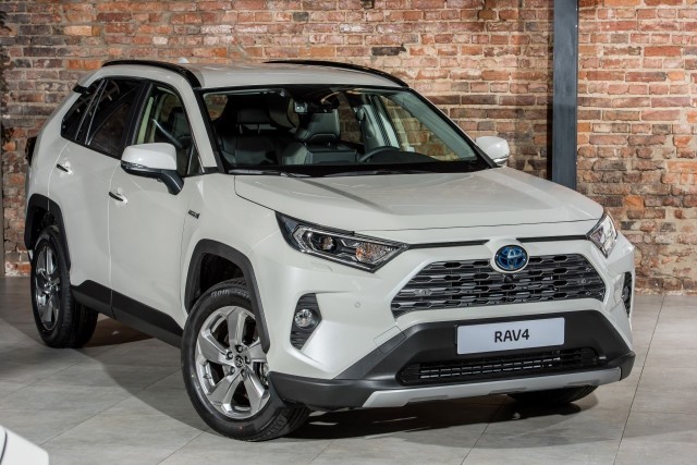 Toyota RAV4 Podstawowa odmiana RAV4 Active 4x2 z silnikiem benzynowym kosztuje 109 900 zł. Ceny RAV4 z napędem hybrydowym rozpoczynają się od 129 900 zł.Fot. Toyota