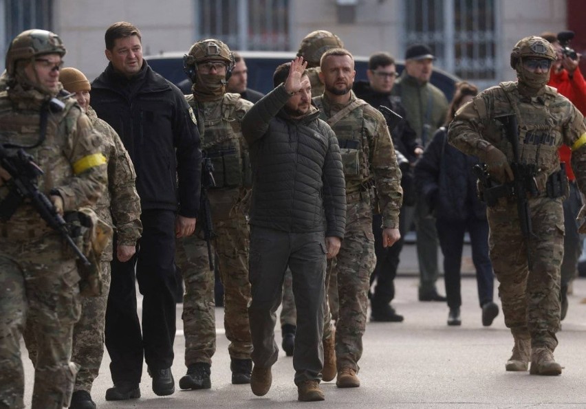 Prezydent Ukrainy w Chersoniu. Zełenski dziękował NATO i...