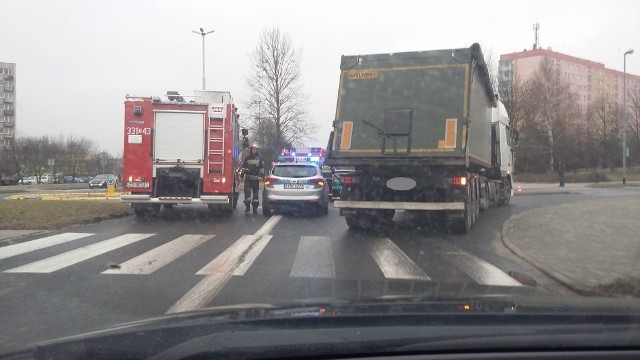 Wypadek na skrzyżowaniu ul. Śniadeckich i Jana Pawła II w Koszalinie.