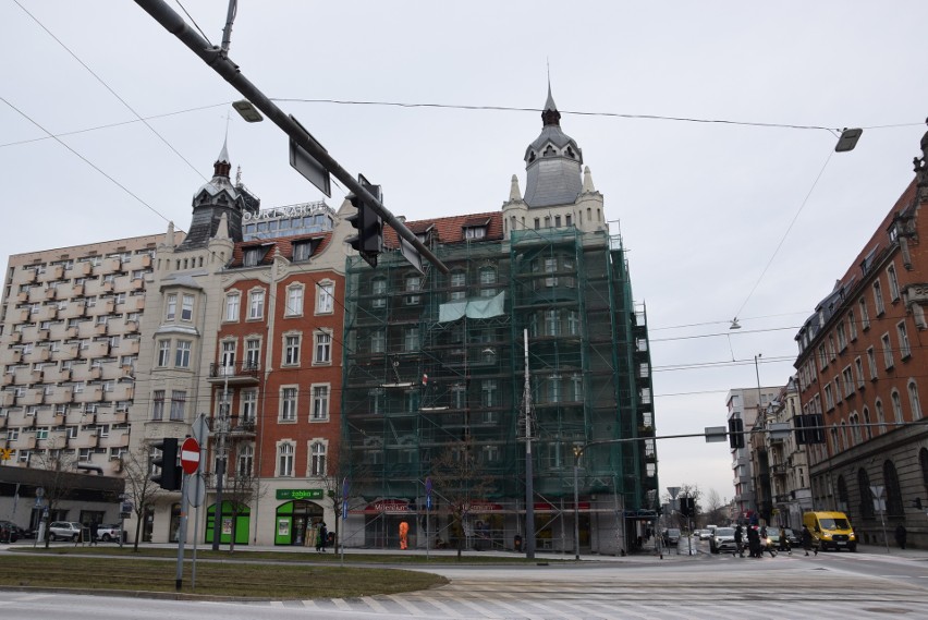 Zabytkowa kamienica w centrum Katowic w remoncie. To budynek...