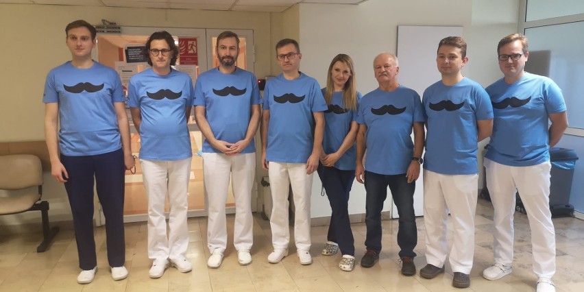 Movember w Świętokrzyskim Centrum Onkologii w Kielcach. Urolodzy zapuścili wąsy na koszulkach. Zobacz film z instruktażem samobadania