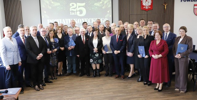 Nagrodzeni pamiątkowymi medalami na sesji rady powiatu koneckiego