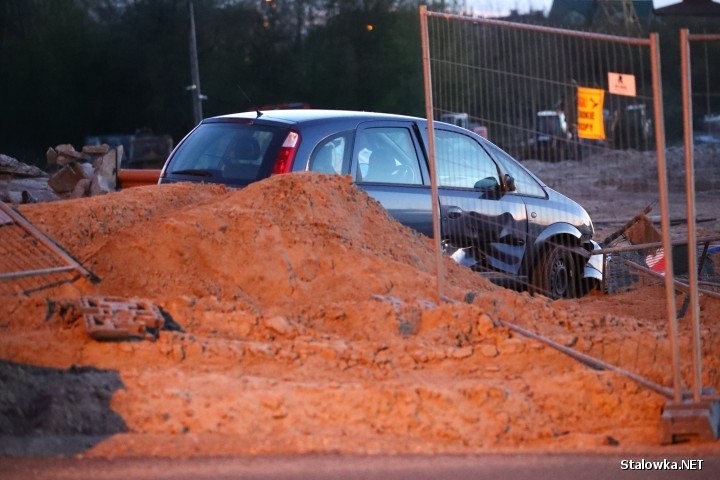 Stalowa Wola. Pijany staranował autem ziemną skarpę i wjechał na teren budowanego wiaduktu