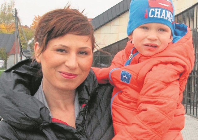 Anna Wawrzycka ze swoim synkiem Szymkiem przed halą w Chęcinach, gdzie kibicowała zapaśniczkom w Pucharze Polski.