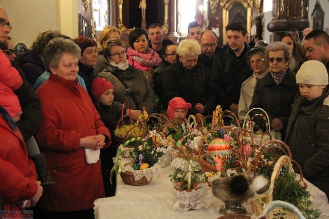 Brzydka pogoda nie pozwoliła na święcenie na dziedzińcu świątyni, jak w ubiegłych latach. Wierni zostawiali swoje koszyczki wielkanocne wewnątrz klasztoru przy pl. Wolności. Pokarmy pobłogosławił i poświęcił gwardian o. Robert.W koszyczkach znalazły się wędliny, pieczywo i jajka.