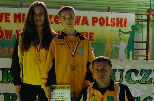 Trener Grzegorz Woźniczko ze swoimi medalistami mistrzostw Polski - Dominiką Czechowską i Jakubem Długoszem. 