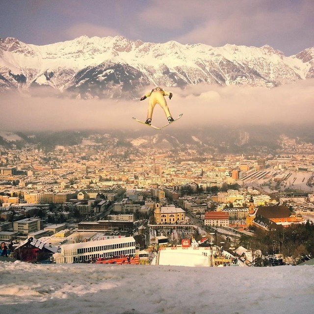 Takie widoki mają skoczkowie (na zdjęciu Piotr Żyła) w Innsbrucku. Przepiękne góry Tyrolu, miasto, cmentarz...