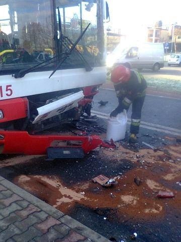 23-latek wjechał fordem w autobus pełen dzieci. Są ranni