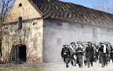 75. rocznica Wielkiej Ucieczki: w kompleksie Pałacowo Folwarcznym w Lipnej odsłonią tablicę pamięci Długiego Marszu alianckich jeńców 