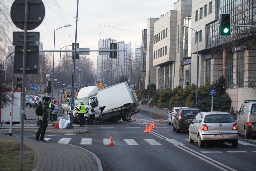 Wypadek w Katowicach na skrzyżowaniu Damrota i Powstańców....