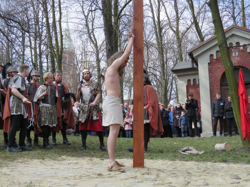 Tysiące wiernych na Misterium Męki Pańskiej na piekarskiej kalwarii [ZDJĘCIA, WIDEO]