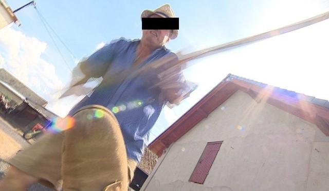 Operator Polsatu nagrał cały incydent: jak ekipa Polsatu wchodzi na podwórko radnego Ludwika B., a ten rzuca się z kijem.
