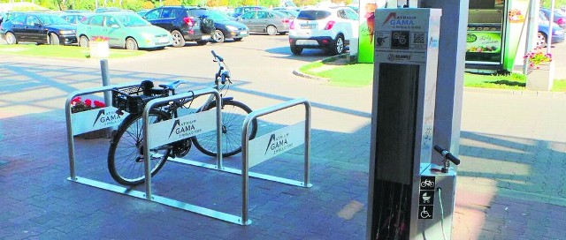 Atrium Gama Radom przygotowało niespodziankę dla cyklistów. Przed marketem są stojaki rowerowe i stacja obsługi jednośladów.