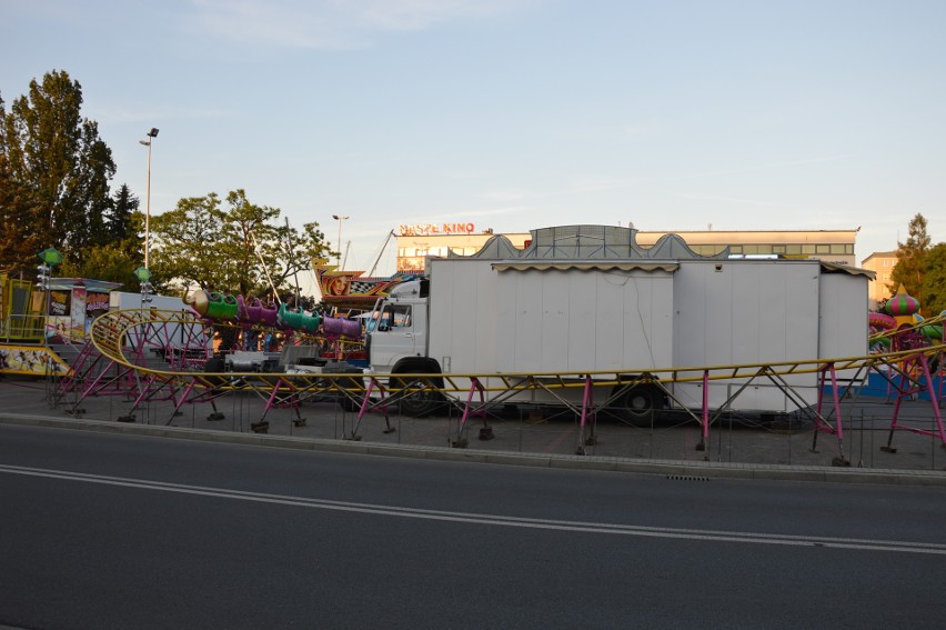 Rollercoaster się chwieje! Rodzice, strzeżcie dzieciaki