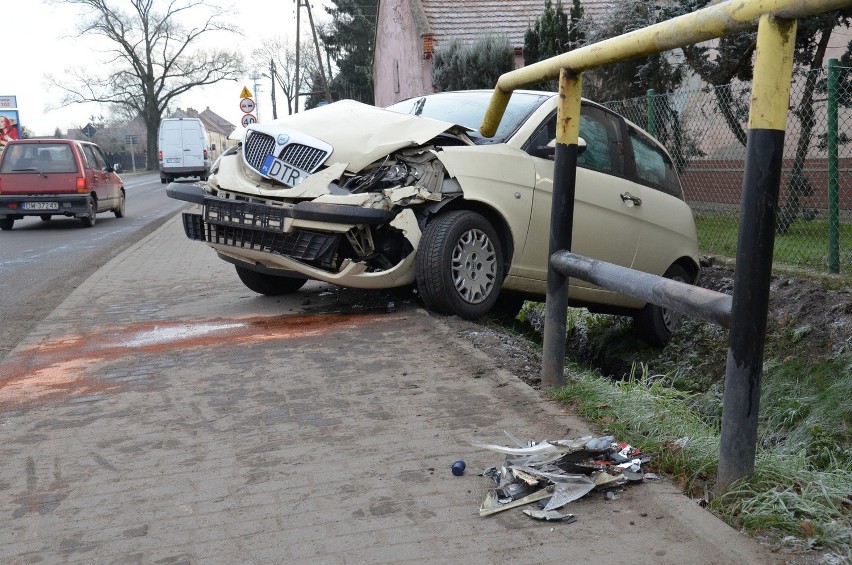 Wrocław: Wypadek na pętli. Samochód wypadł z drogi i uderzył w autobus (ZDJĘCIA)