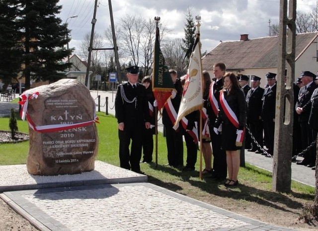 Obelisk w Wąsewie czci zbrodnię katyńską i katastrofę smoleńską