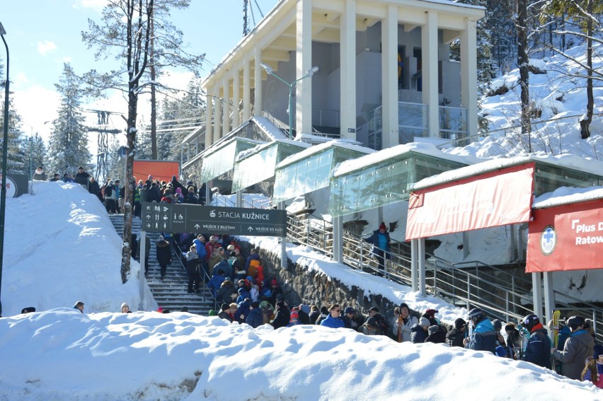 Zakopane. Piękna pogoda w Tatrach. Tłumy chcą wjechać na Kasprowy Wierch [ZDJĘCIA]