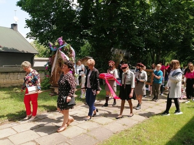 Tegoroczne uroczystości Bożego Ciała 2020 w Chrobrzu miały nieco zmienioną formę. Przede wszystkim wiele osób szło w procesji w maseczkach. Jak co roku wierni uczestniczyli we mszy świętej. Następnie procesja odbyła się tylko dookoła kościoła. W wydarzenie z przejęciem zaangażowali się harcerze, dzieci i młodzież oraz dorośli. 