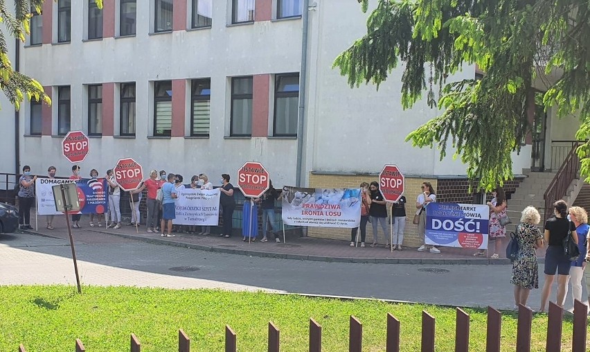 Strajk ostrzegawczy pielęgniarek i położnych. Pikieta przed szpitalem w Tarnobrzegu. "Stop ustawie Niedzielskiego" (ZDJĘCIA)