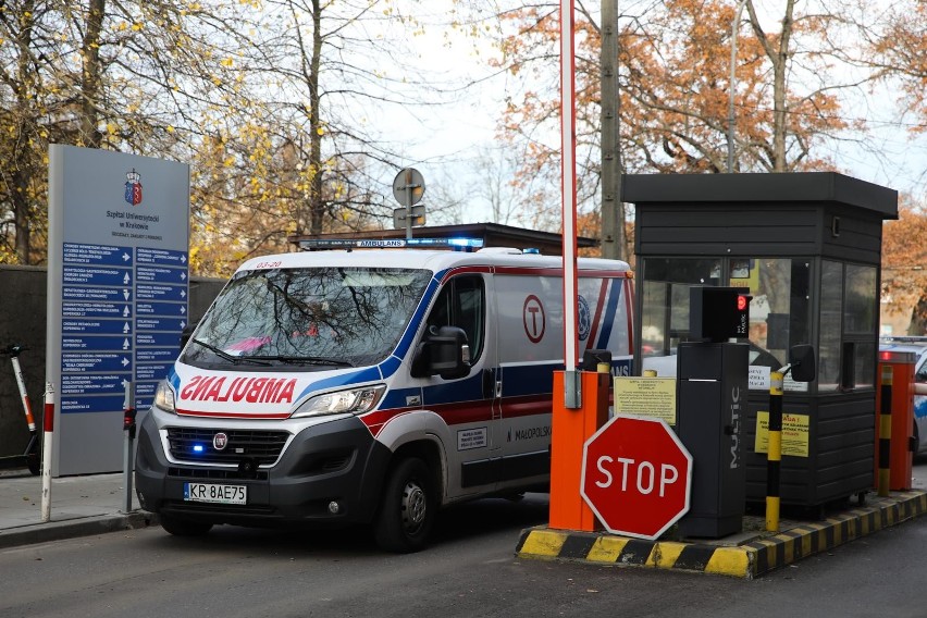 Kolumny samochodów transportu medycznego z pacjentami SU na...