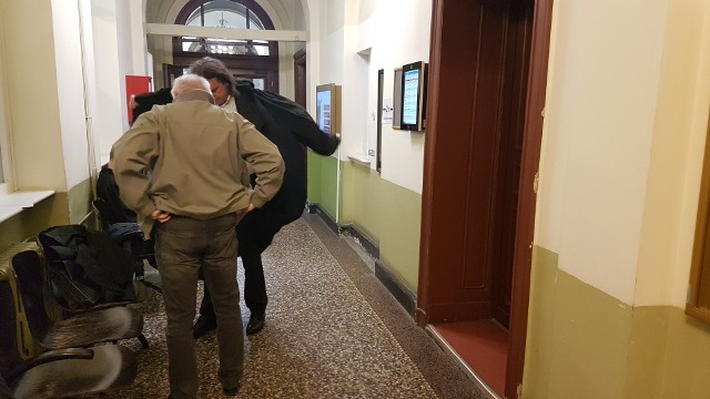 Wiesław S. przyszedł wczoraj do sądu ze swoim obrońcą.