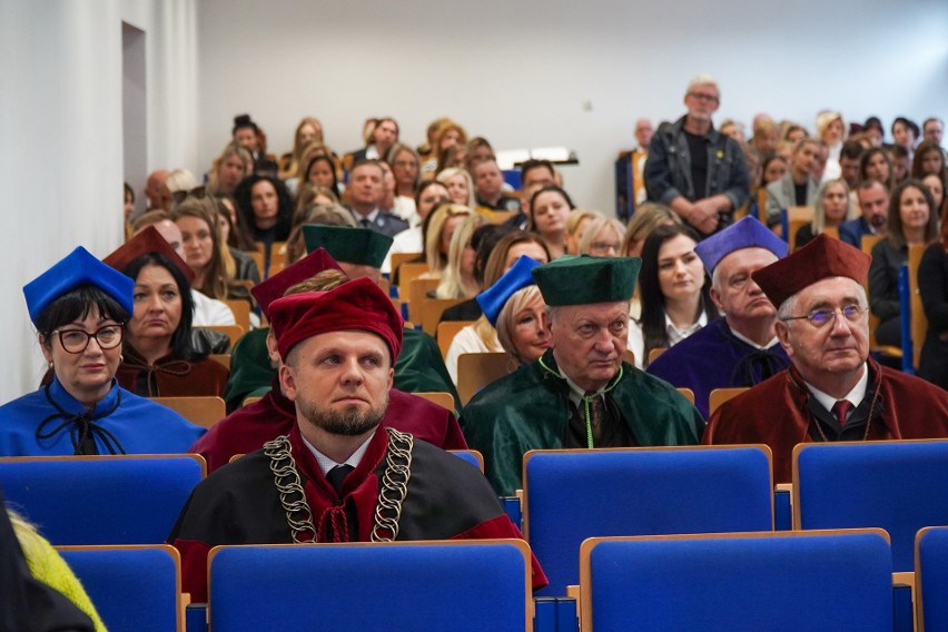 Studenci Akademii Nauk Stosowanych w Ostrowcu zainaugurowali nowy rok akademicki 2023/2024. Około 1400 studentów rozpoczęło naukę