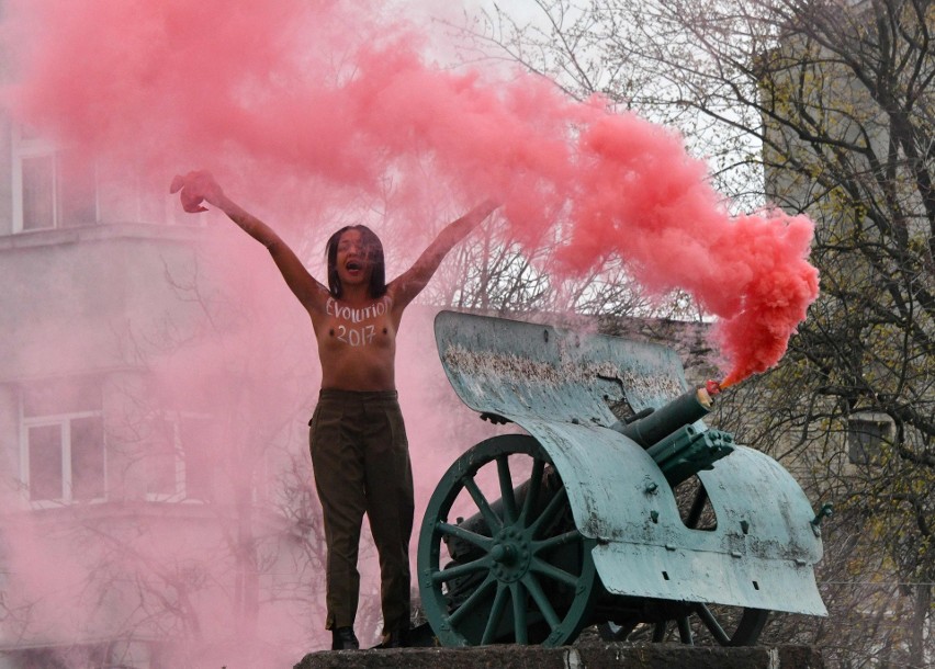 Rewolucja październikowa: Femen wzywa do obalenia Petra Poroszenki. Nagi protest w Kijowie [ZDJĘCIA]