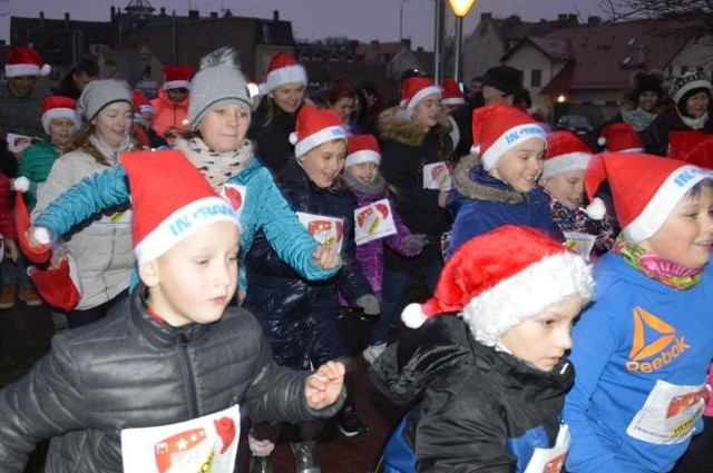 Padający deszcz nie zniechęcił kilkudziesięciu śmiałków, którzy pojawili się na linii startowej pierwszego świebodzińskiego Mikołajkowego Biegu Rodzinnego. Wielkie brawa!- Oby więcej takich imprez. Dla dorosłych jest Świebodzińska Dziesiątka, więc to przedsięwzięcie jest typowo dla dzieci. Naprawdę świetna inicjatywa, zwłaszcza, że dzięki niej można zachęcić dzieciaki do aktywności fizycznej - mówi pani Beata, która dziś wystartowała wraz z córką Amelią. - Jestem nałogowym biegaczem i mam nadzieję, że uda mi zarazić pasją córkę. Ta opinia nie była odosobniona. - W końcu coś dla mieszkańców miasta. Coś na zewnątrz, dla rodzin. Według mnie pomysł kapitalny. Co zresztą widać, bo mimo brzydkiej pogody pojawiło się sporo osób - komentuje pani Ania. Mikołajkowi biegacze musieli pokonać odcinek od ulicy Akacjowej, do ul. Konarskiego. Na starcie zameldowało się kilkudziesięciu śmiałków. Nie liczył się czas, wynik, a przede wszystkim dobra zabawa. - Świebodziński Bieg Mikołajów został zorganizowany po to, by do wspólnej zabawy zachęcić dzieci, rodziców, całe rodziny. Wybraliśmy Aleję 700-lecia, by było bezpiecznie. Nie ma pierwszego, drugiego i trzeciego miejsca. Nie o rywalizację tutaj chodzi. Chcemy stworzyć mikołajkową, świąteczną atmosferę i stworzyć rodzinom możliwość, by móc spędzić ze sobą czas aktywnie - mówi Dominik Konstanty z KS Herosi. Organizatorzy nie wykluczają też, że impreza będzie cykliczna. - Pogoda troszeczkę popsuła nam szyki, ale może w przyszłym roku uda się zrobić drugą edycję i wówczas aura będzie prawdziwie świąteczna. Mamy nadzieję, że dołączy do nas jeszcze więcej rodzin, bo chcemy, by był to bieg przyjazny, po prostu rodzinny - podsumowuje.Przeczytaj też:   Świąteczne show w Zielonej Górze. Mikołaj rozświetlił miasto, jest magicznie! [ZDJĘCIA]Zobacz również: Okradał pacjentów szpitala: