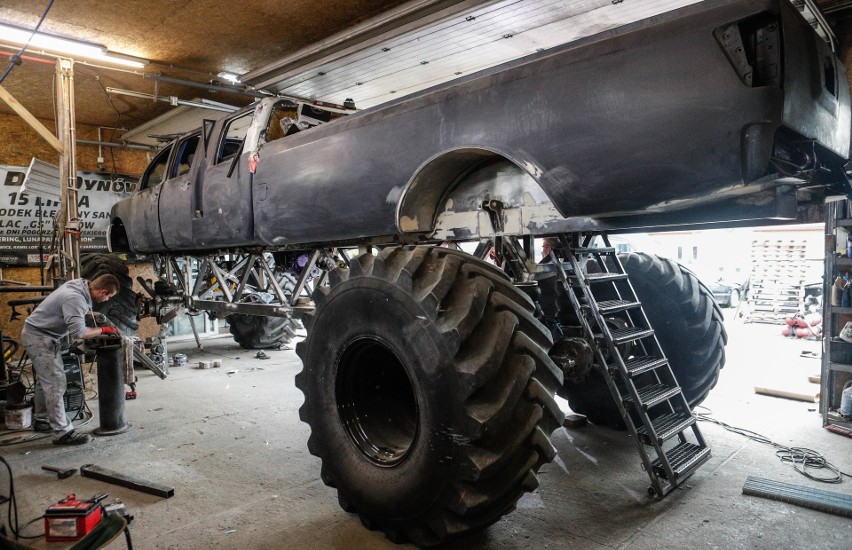 Mieszkaniec Dynowa buduje monster trucka