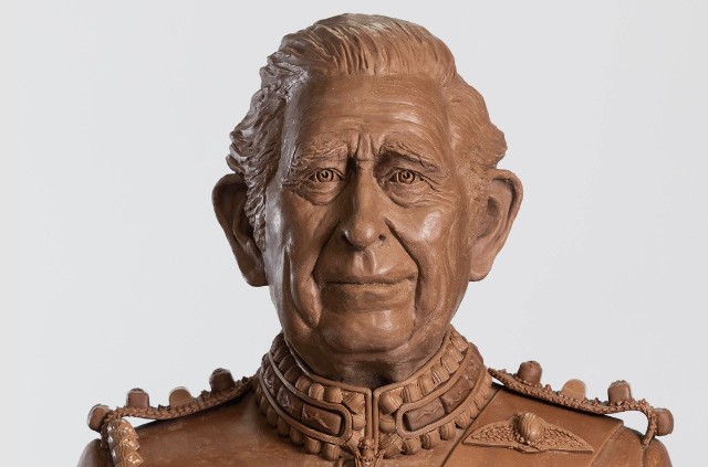 Ogromne czekoladowe popiersie króla Karola III. Dzieło waży ponad 23 kg