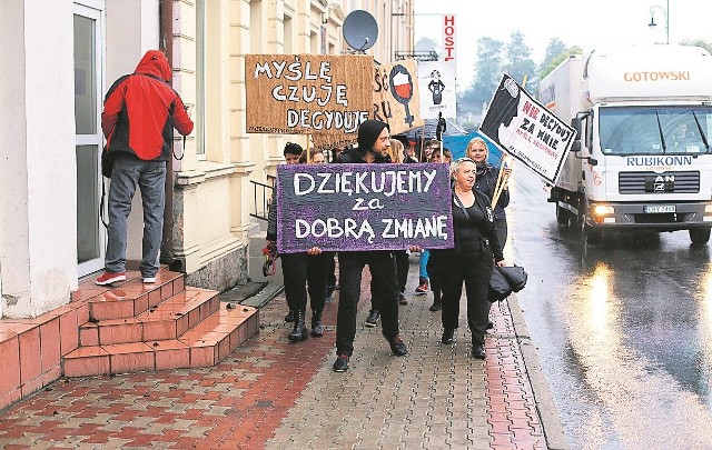 Sępoleńska policja zajęła się ustalaniem, czy osoby, które spontanicznie zdecydowały się wziąć udział w czarnym proteście na ulicach Sępólna, nie złamały przypadkiem prawa o zgromadzeniach.