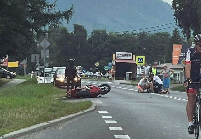 Wypadek w Czańcu. Kierowca samochodu nie ustapił pierwszeństwa przejazdu. Dwie osoby są ranne i odwiezione do szpitala