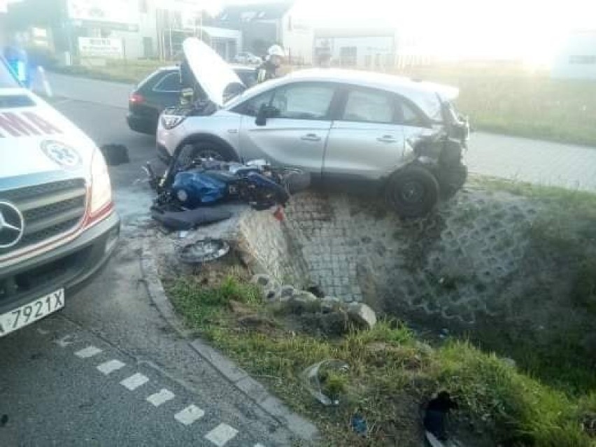 Śmiertelny wypadek w Dobrzewinie. Samochód osobowy zderzył się z motocyklem. Nie żyje kierowca jednośladu