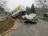 Trzy samochody osobowe, w tym bus zderzyły się w Radomicach w gminie Morawica. Auta niemal sczepiły się ze sobą