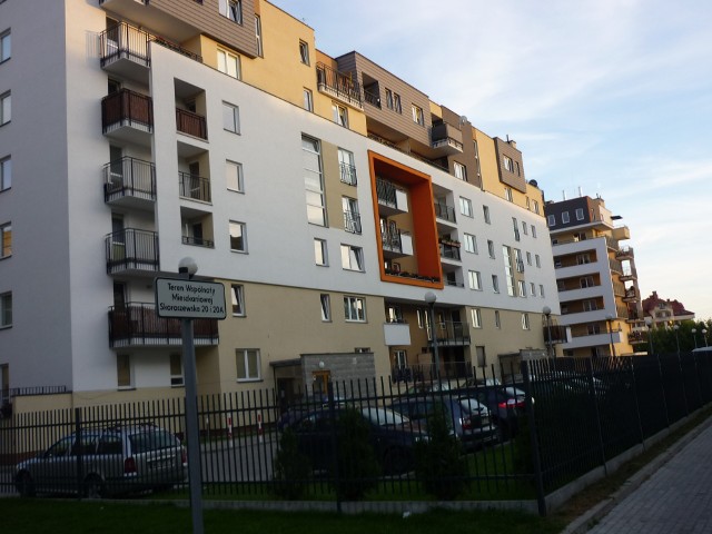 Blok mieszkalny w Warszawie Do najdroższych mieszkań należą nieruchomości usytuowane w nowych budynkach, powstałych po 2007 roku (w czasie boomu budowlanego i gwałtownych wzrostów cen nieruchomości). Głównym czynnikiem, który jest brany pod uwagę przy ustalaniu ceny ofertowej w przypadku tych nieruchomości, jest koszt zakupu. Jest on w wielu przypadkach hamulcem i barierą przy obniżaniu cen przez sprzedających. Dopóki nie będzie takiej konieczności właściciele nie sprzedadzą mieszkań poniżej wartości, za którą je kupili lub poniżej kwoty, która pozwoli im na spłacenie zaciągniętego kredytu. Należy spodziewać się kolejnych spadków średnich cen ofertowych. Trudno jest natomiast oszacować jak duży jest margines dla dalszego obniżania cen przez właścicieli mieszkań powstałych po 2007 roku.