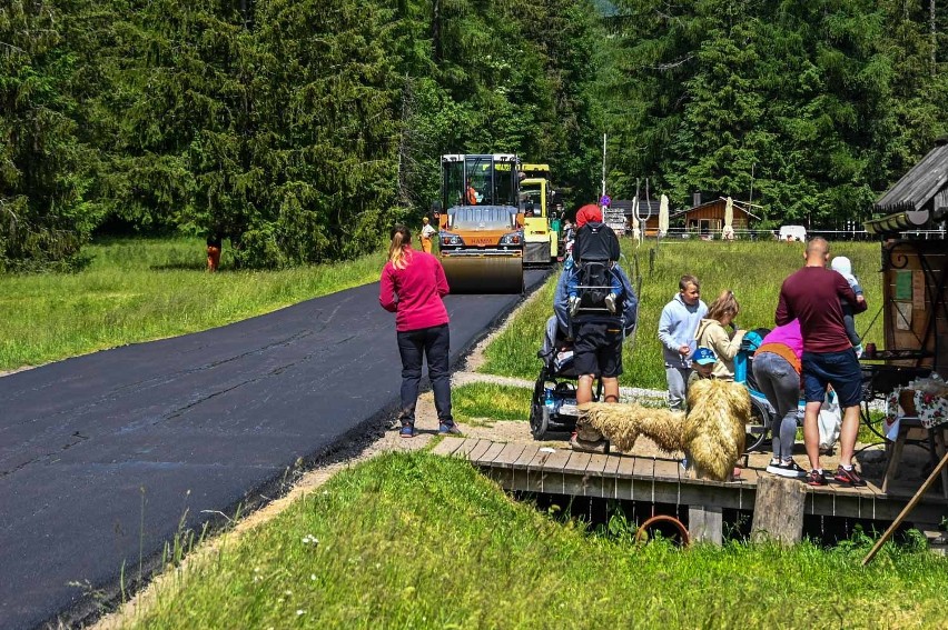 Tatry. Wylali asfalt w Dolinie Chochołowskiej. Na odcinku ok. 3,5 kilometra