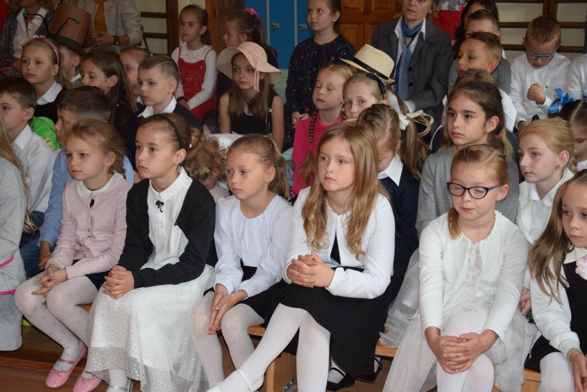 Tłumy dzieci recytowały wiersze Karoliny Kusek w Orzeszkowie [ZOBACZ DUŻO ZDJĘĆ]
