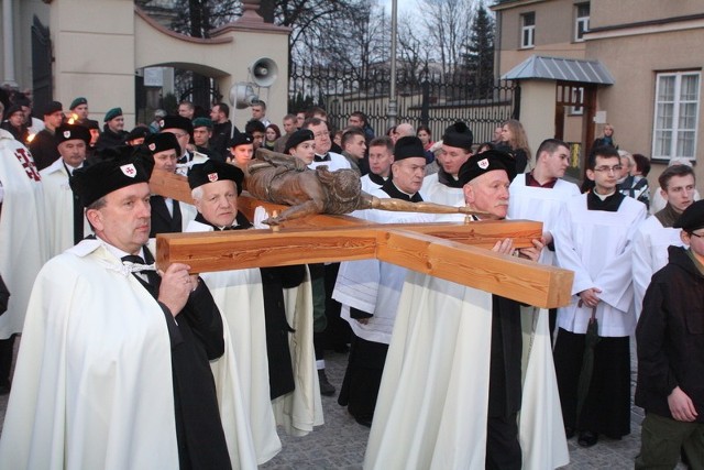 Nabożeństwo Drogi Krzyżowej rozpoczęło się przed kościołem Świętego Wojciecha