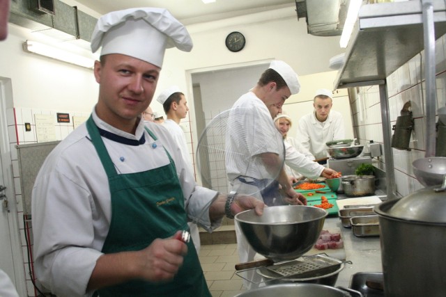 Kucharz to zawód, który ostatnio zdobył spory prestiż i dodatkowo daje szansę na dobrze płatną pracę