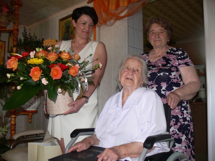 Od lewej: Z kwiatami Aleksandra Klubińska, burmistrz...