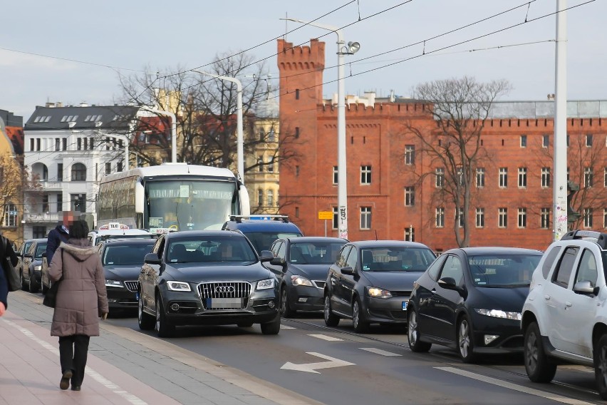 Nawet 878 samochodów na 1000 mieszkańców i jedno miejsce...