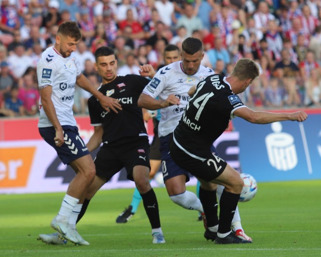 Lukas Podolski w poprzednim sezonie zdobył bramkę przeciwko PGE Stali Mielec. W obecnych rozgrywkach prezentuje wysoką formę