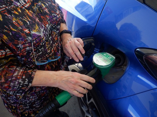 Tankowanie nie jest tanie, ale ci kierowcy, którzy mają silniki benzynowe, mogą liczyć na kilkugroszowe obniżki na każdym litrze.