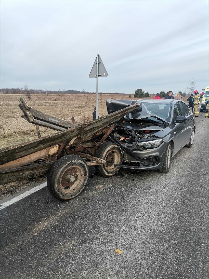 Wypadek w gminie Klwów w powiecie przysuskim. Samochód osobowy wbił się w tył przyczepy ciągniętej przez traktor. Ranna jedna osoba