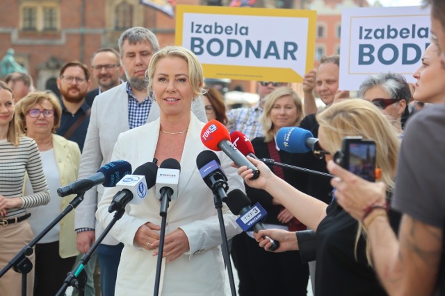 Izabela Bodnar rozpoczęła kampanię wyborczą do II tury wyborów na prezydenta Wrocławia. Nie omieszkała podczas konfrencji wypunktować słabe strony Jacka Sutryka.