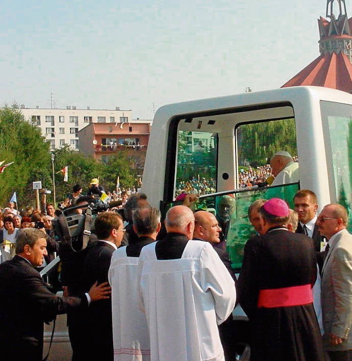 19 sierpnia 2002, Jan Paweł II błogosławi skawinian